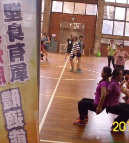 105-1 周五班「塑身有氧體適能」由黃麗如老師帶領本活動